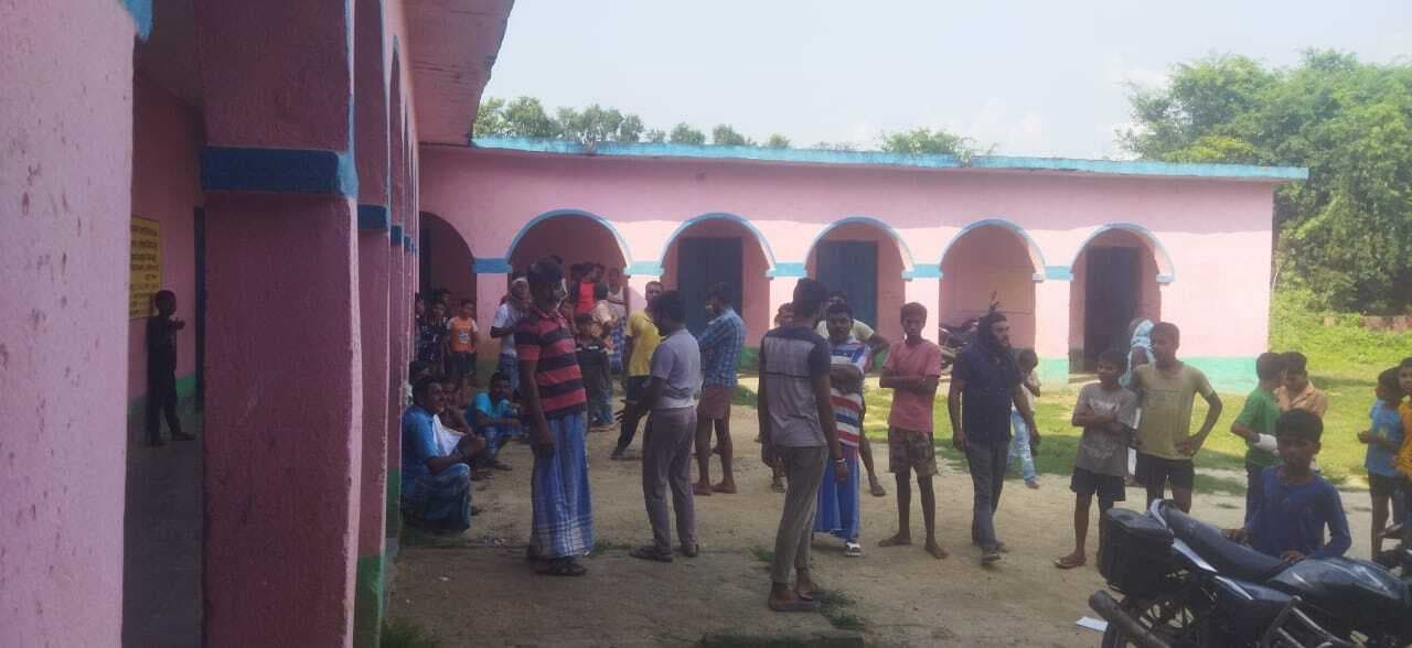 टीकाकरण के बाद दो छात्राओं की बिगड़ी तबीयत