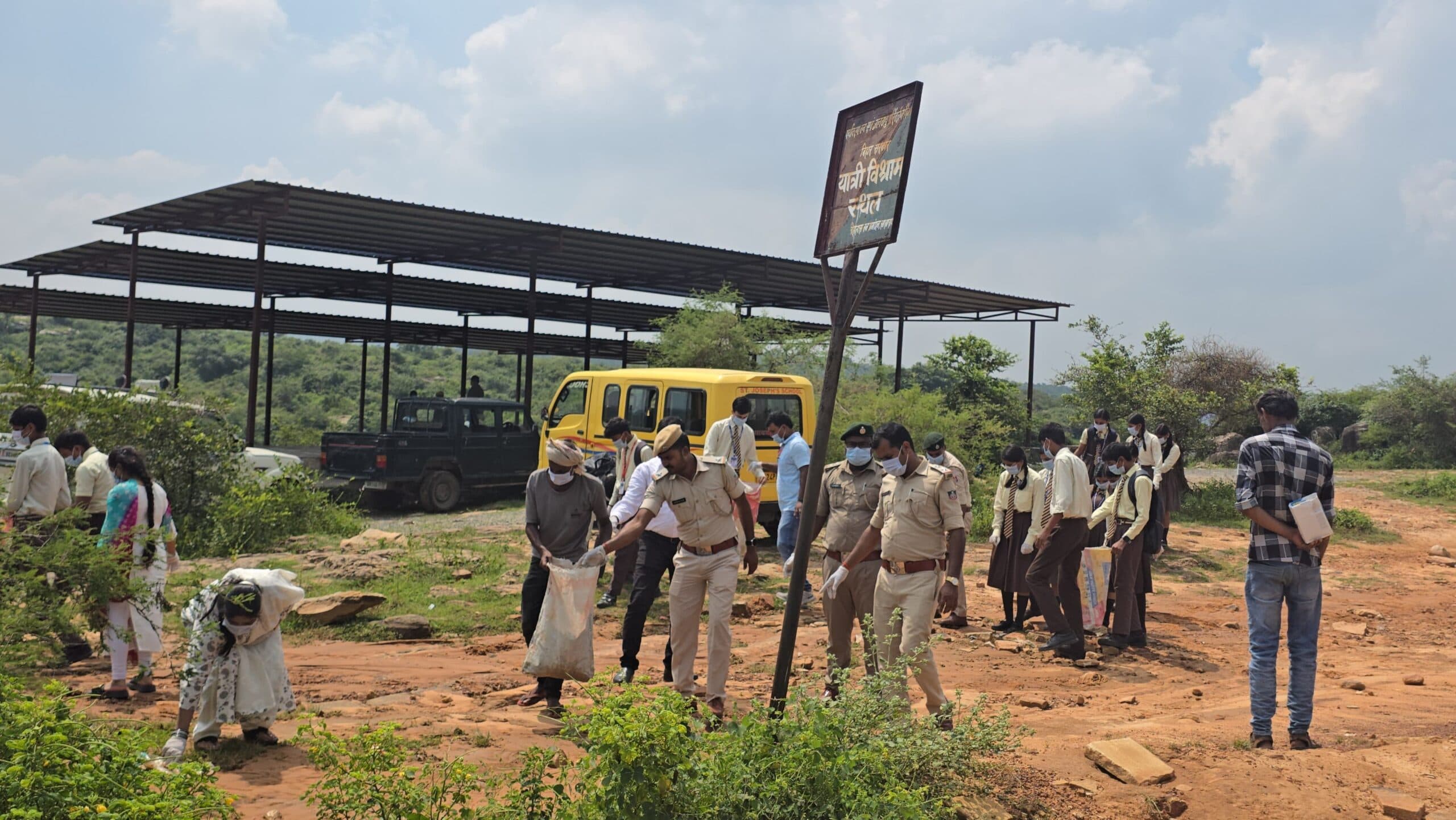 वन विभाग व संत जोसेफ स्कूल ने चलाया स्वच्छता अभियान