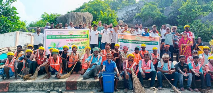 लोहिया स्वच्छ अभियान के तहत उमगा धर्मस्थल पर चलाया गया सफाई अभियान