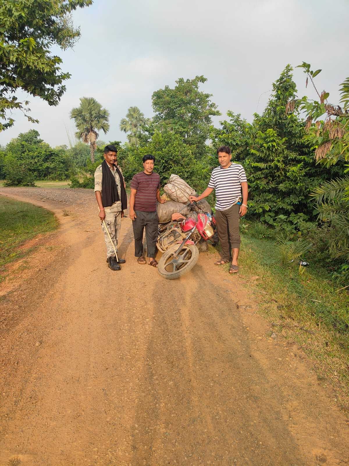कोयला लदी तीन बाइकें जब्त