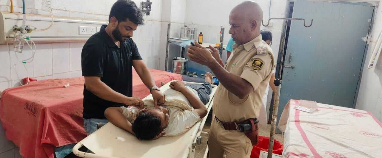 रोड ब्रेकर पार करने के दौरान गिरने से स्कूटी सवार घायल, विम्स रेफर