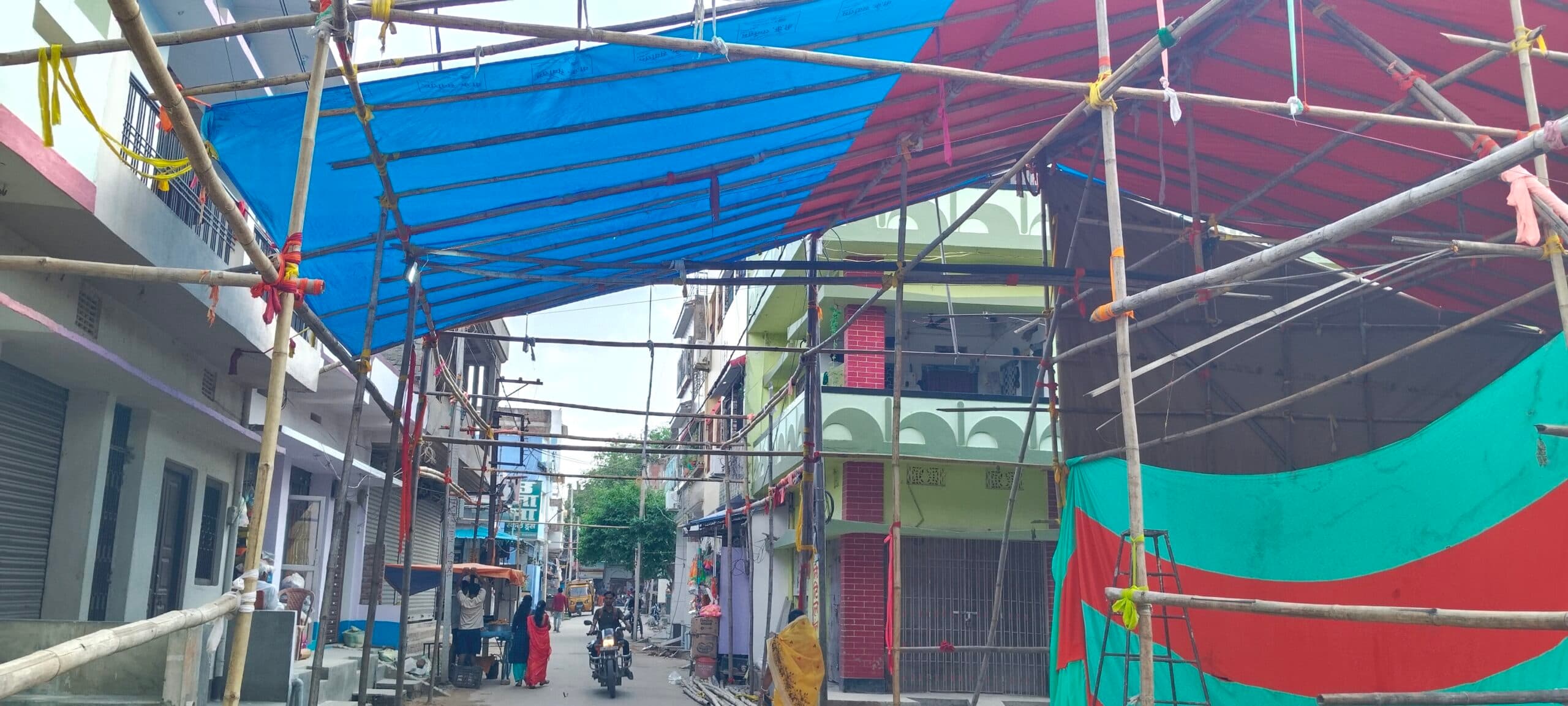 फाटक के पास एक महीना पहले से ही कलाकार प्रतिमा निर्माण में जुट