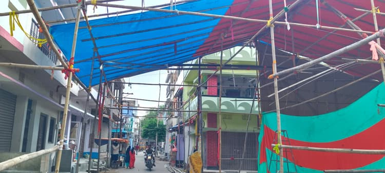 फाटक के पास एक महीना पहले से ही कलाकार प्रतिमा निर्माण में जुट