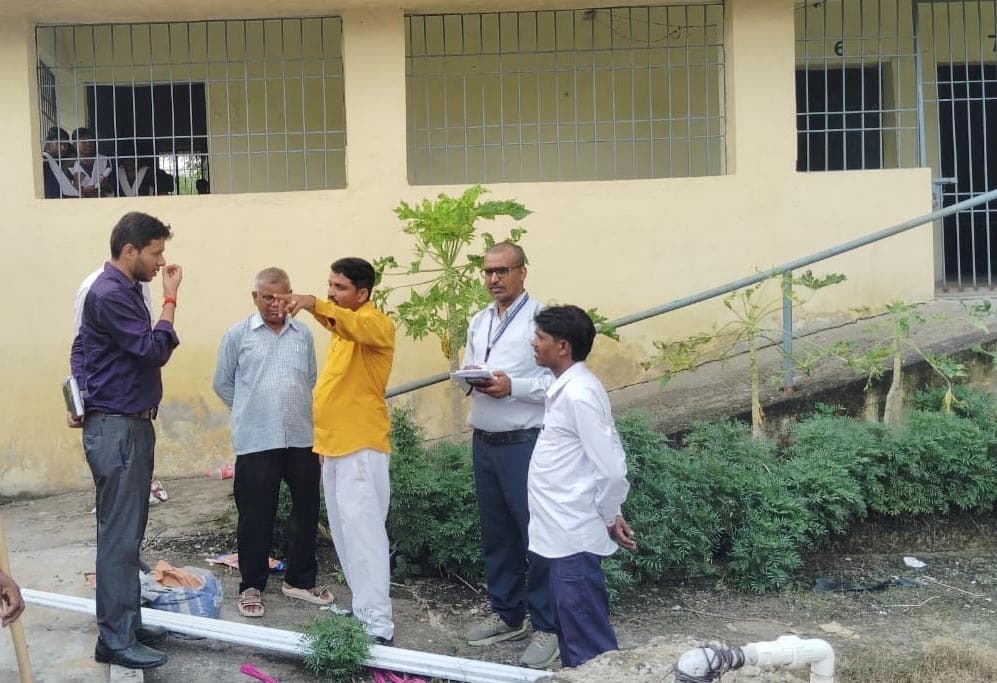 विस चुनाव के दौरान सुरक्षा बल के ठहराव स्थलों का बीडीओ ने किया निरीक्षण