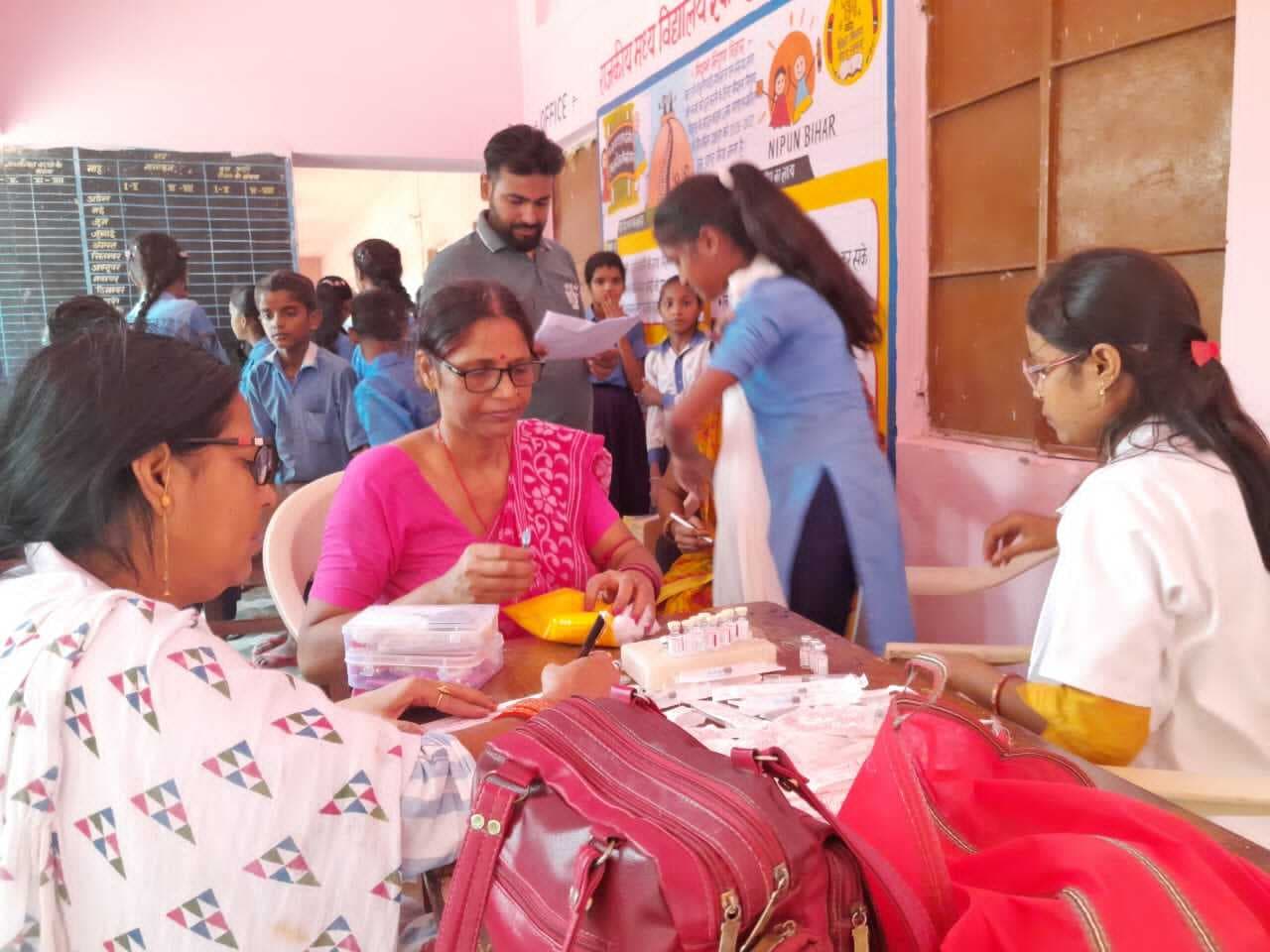 hajipur news. स्कूलों में शिविर लगाकर छात्राओं को दिया गया एचपीवी टीका