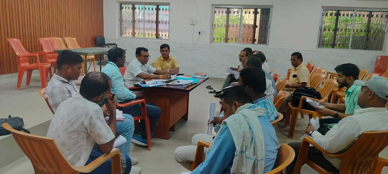 मतदान केंद्रों की व्यवस्था पर बीडीओ ने की चर्चा