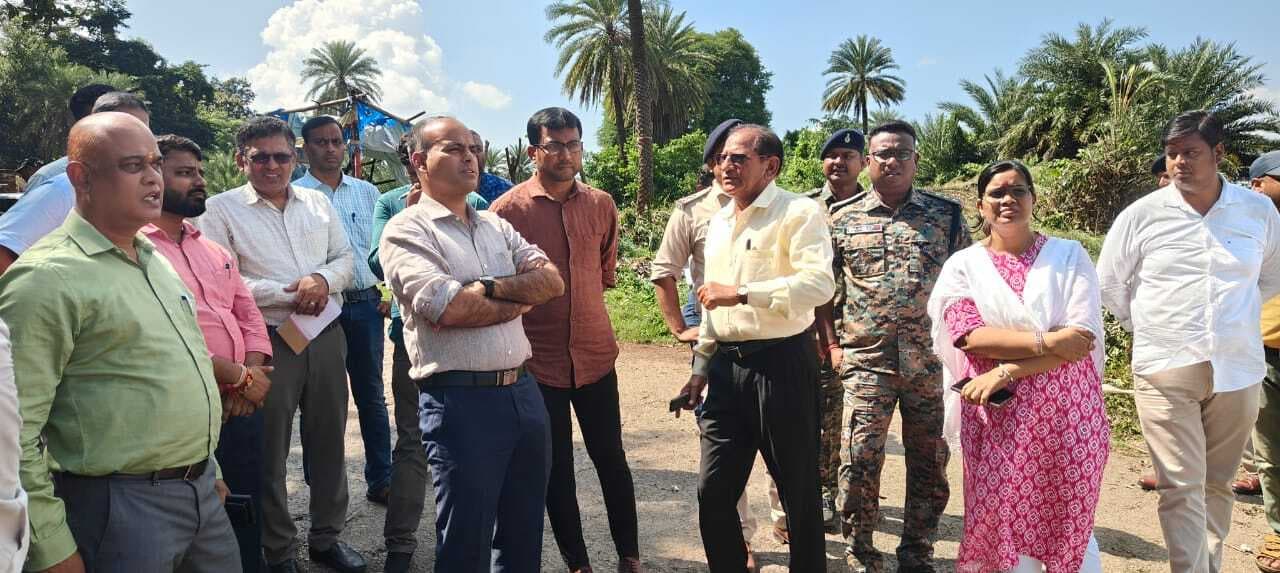 Jamshedpur news. घाटशिला में बैरिकेडिंग, पर्याप्त प्रकाश, गोताखोरों की व्यवस्था व सुरक्षा बलों की तैनाती का निर्देश