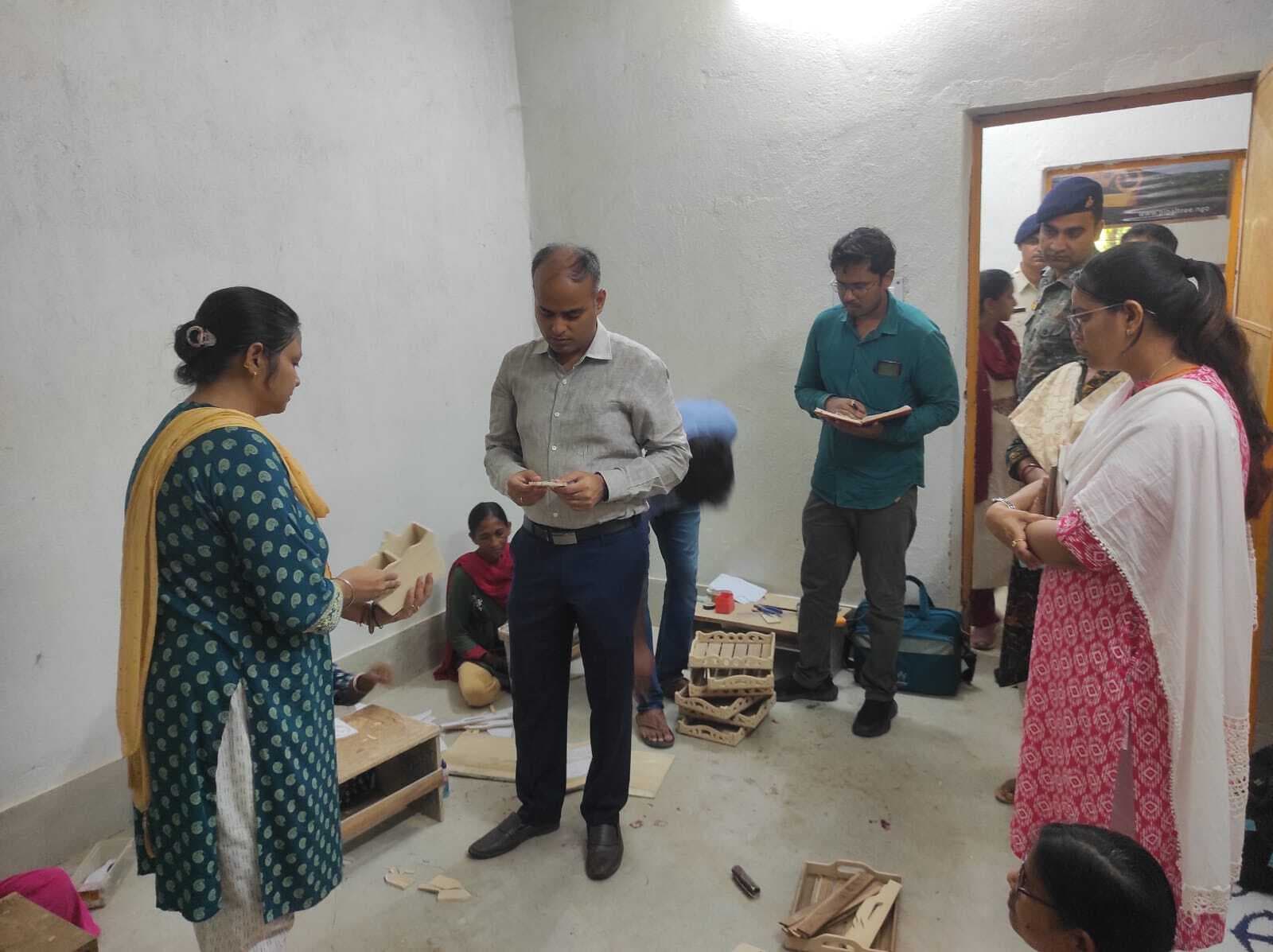 Jamshedpur news. काष्ठ शिल्पकला कार्य से जुड़ी महिलाओं को बेहतर प्रशिक्षण, मार्केट लिंकेज, डिजाइन अपग्रेडेशन, आधुनिक उपकरण में सहयोग करेगा प्रशासन