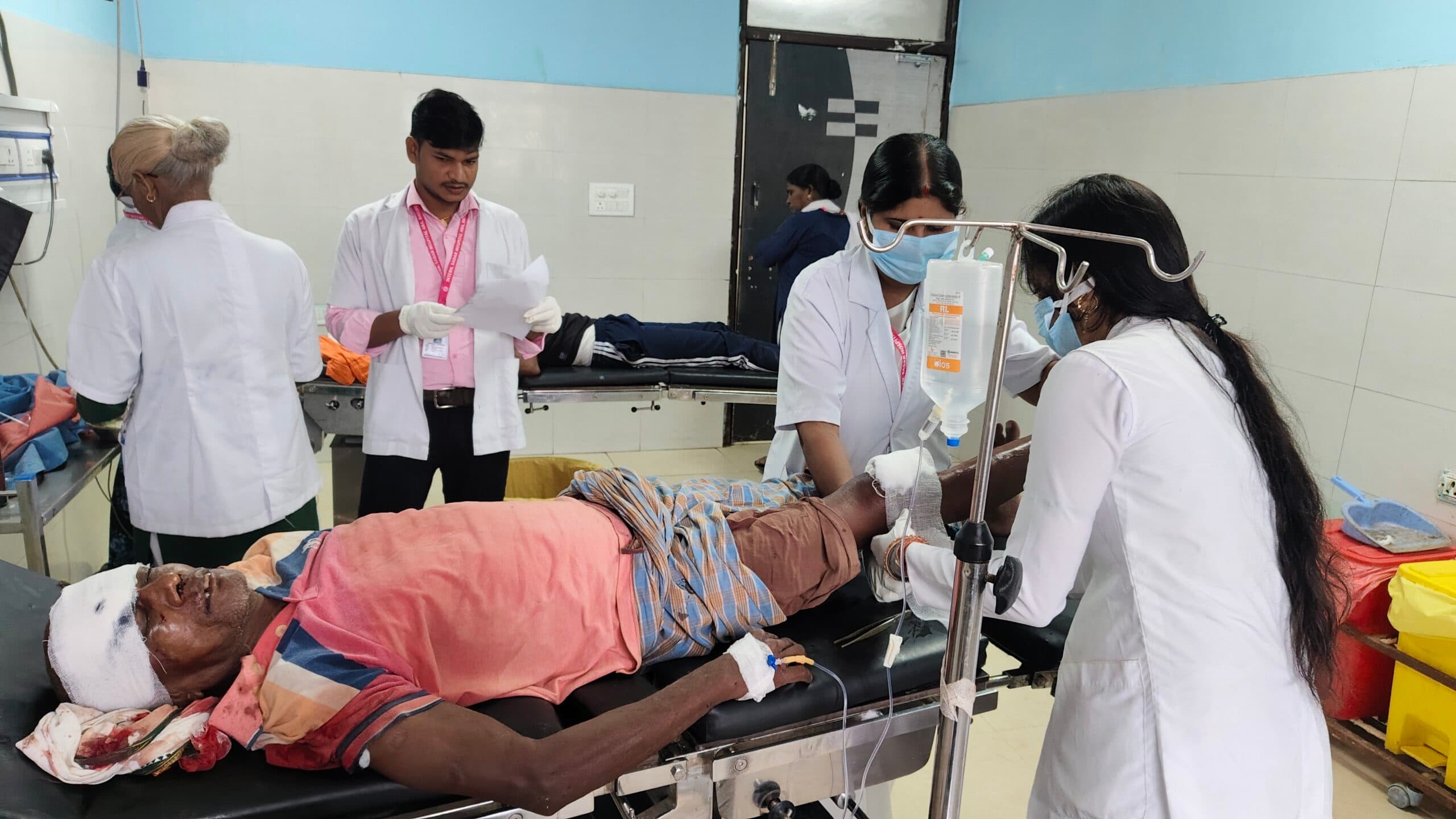 सड़क हादसे में बाइक सवार दो दोस्त समेत तीन जख्मी