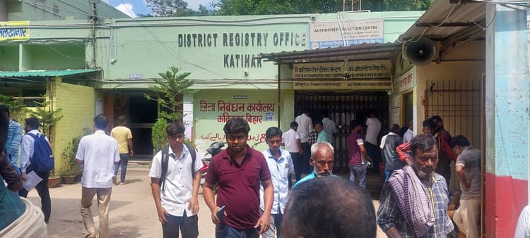 अवर निबंधन कार्यालय परिसर में वेंडर 300 ते 1500 में बेच रहे स्टाम्प