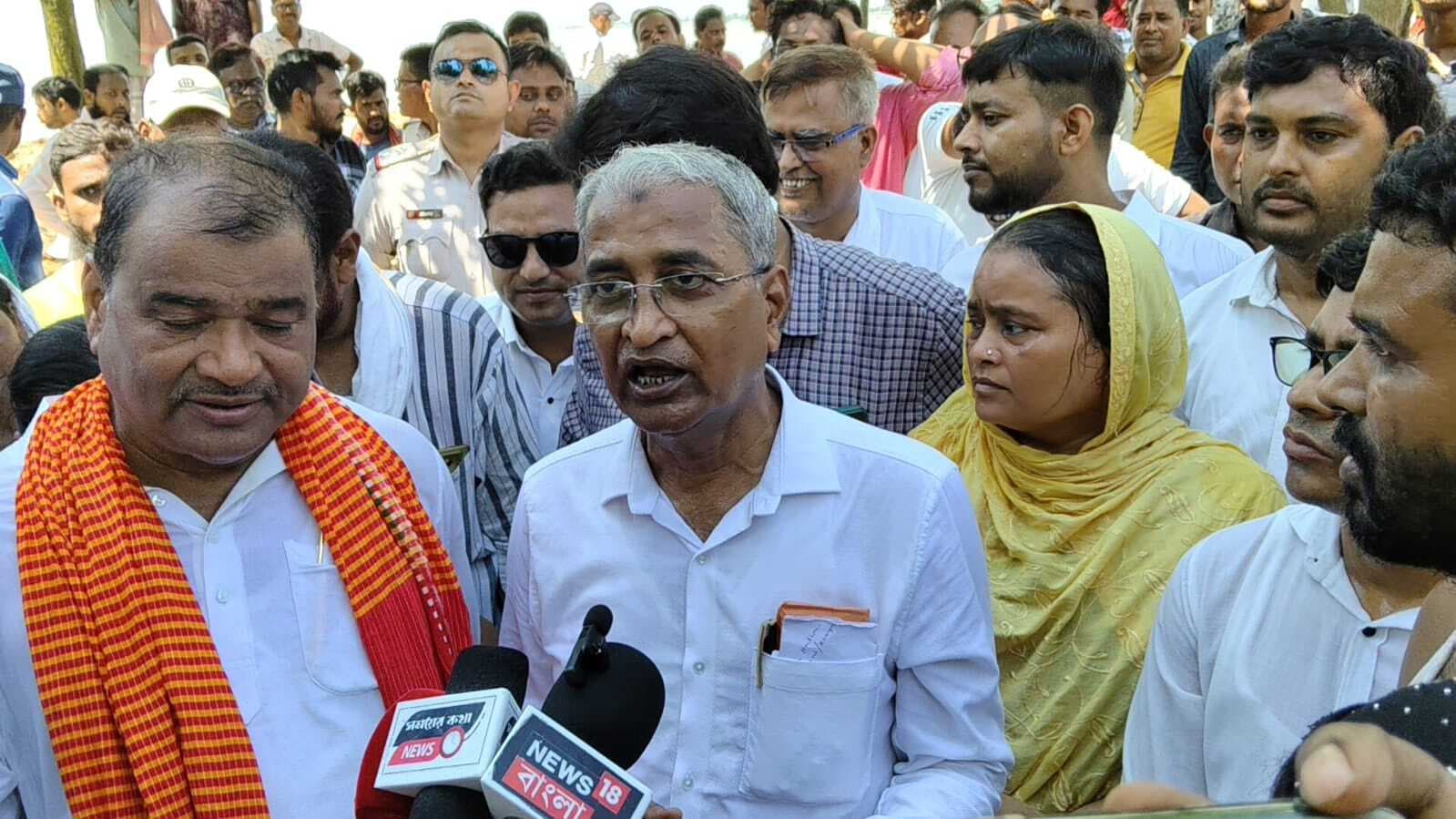 फरक्का: सांसद-विधायकों ने गंगा कटाव का लिया जायजा