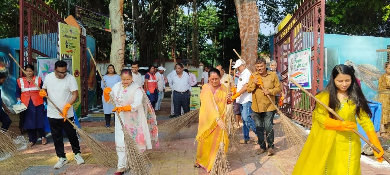 स्वच्छता ही सेवा : मेयर से लेकर वार्ड पार्षदों ने राजारानी तालाब में लगाया झाड़ू, किया पौधारोपण