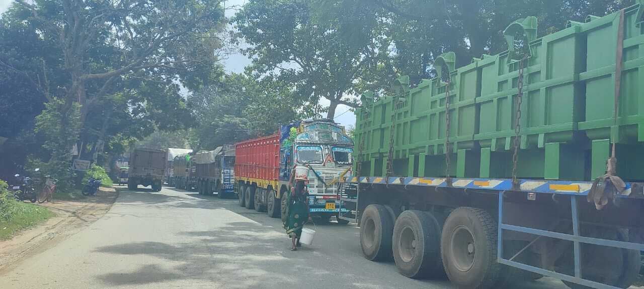 कुंजला जुरदाग पथ पर जाम में 12 घंटे तक फंसे रहे लोग