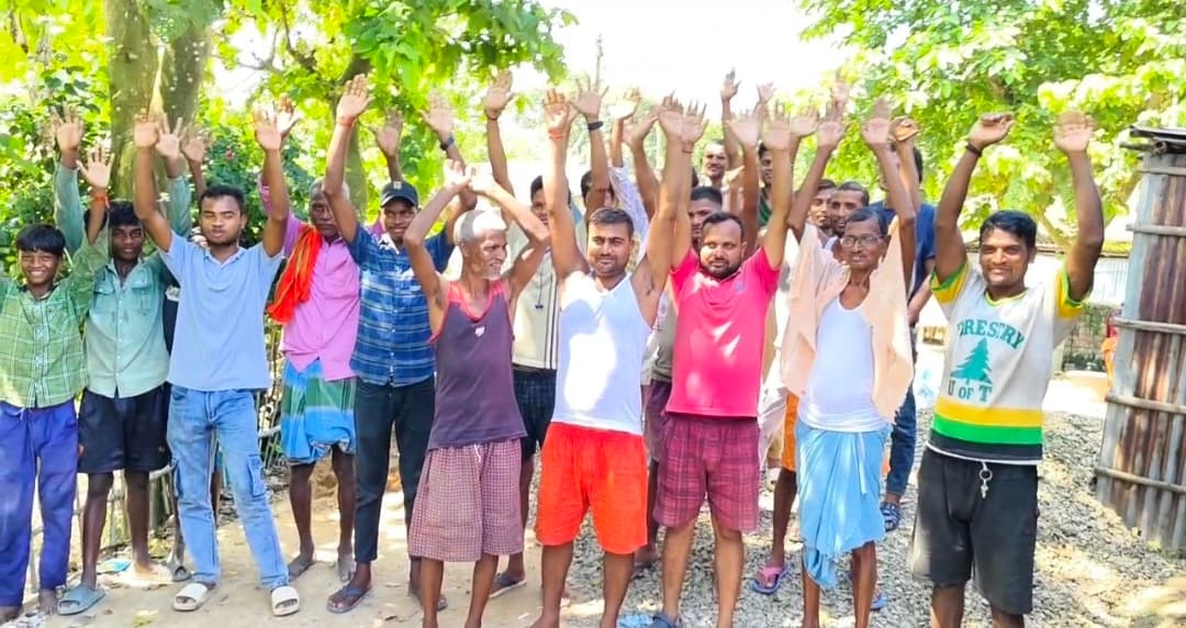 घटिया सामग्री से सड़क निर्माण का विरोध, ग्रामीणों ने किया प्रदर्शन