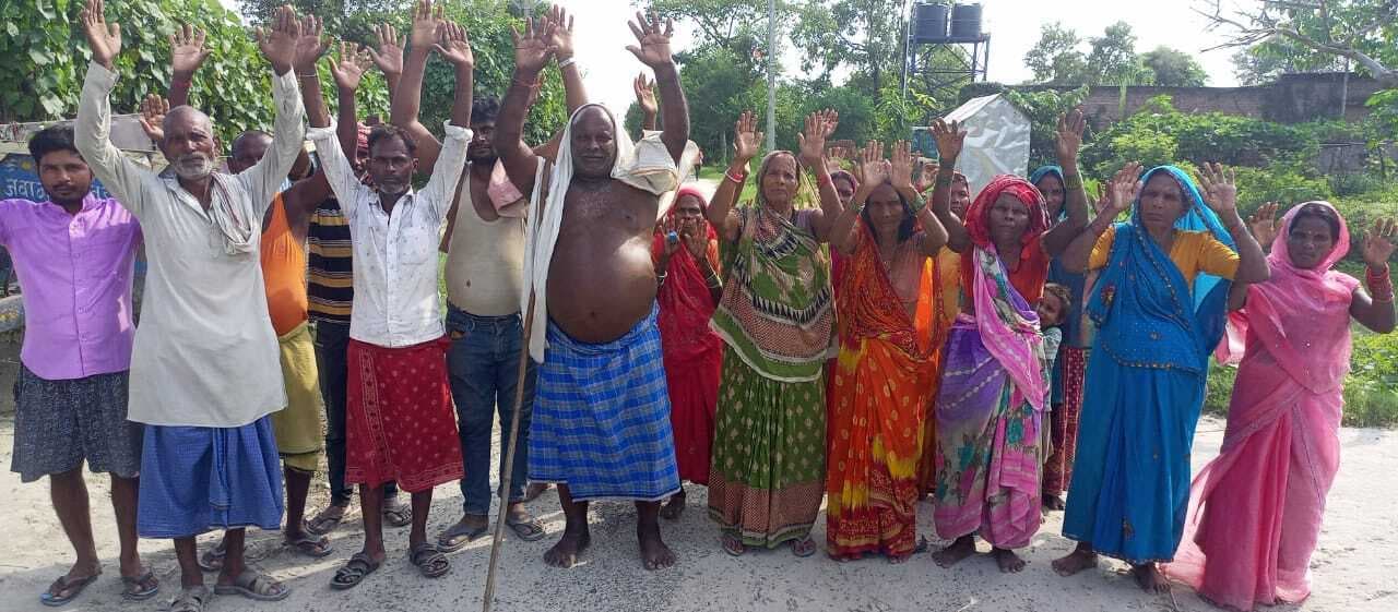 रूपछाप से काला मटिहनियां बांध तक सड़क निर्माण की मांग को लेकर किया प्रदर्शन