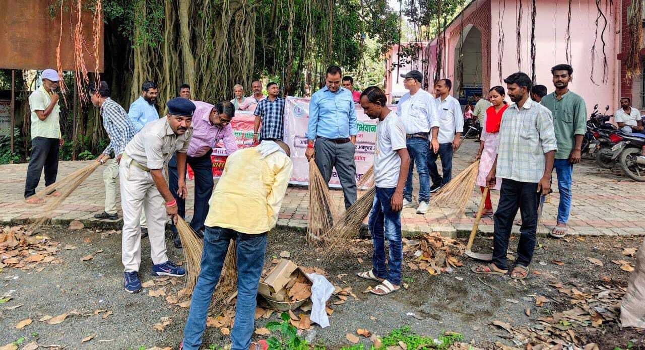 स्वच्छता ही सेवा के तहत चला सफाई अभियान