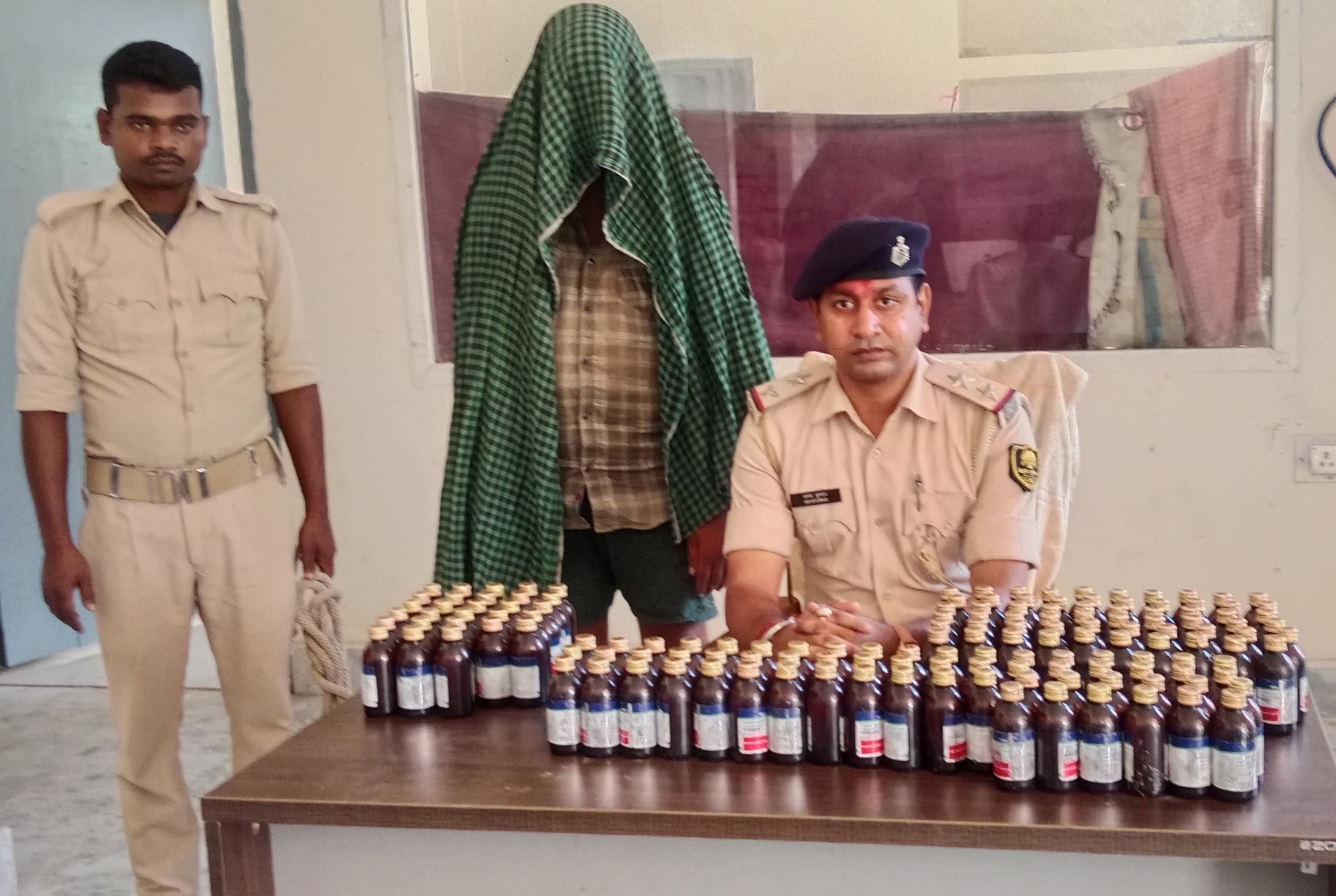 150 बोतल कफसिरप के साथ धंधेबाज को दबोचा