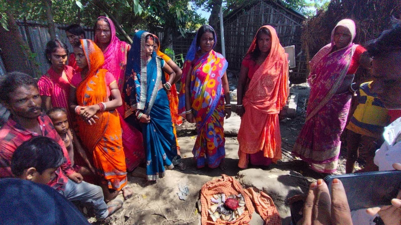 पेट्रोल छिड़क घर में लगायी आग, लाखों का नुकसान