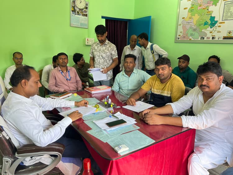 12 पंचायतों के लिए तैनात किये गये 10 विशेष अमीन के कार्यों की हुई समीक्षा