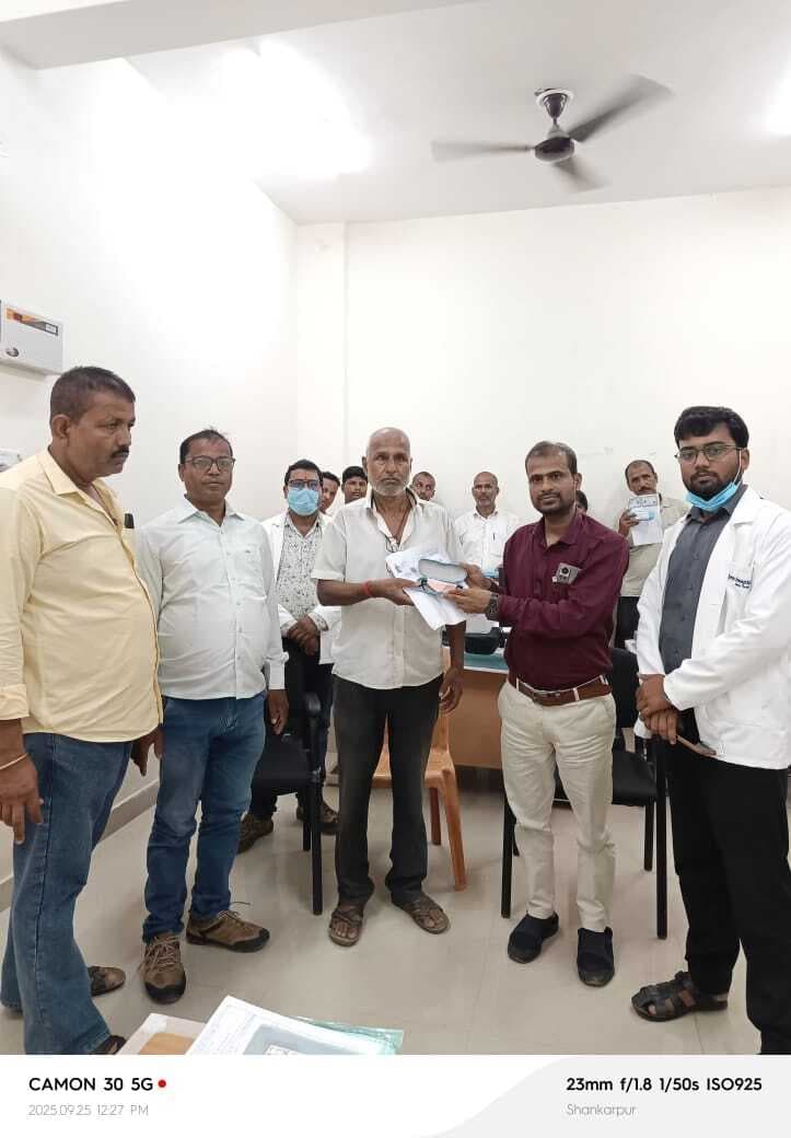 मोतियाबिंद के ऑपरेशन के साथ चश्मा का किया वितरण