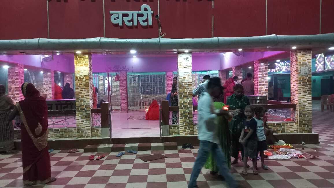 दुर्गापूजा को लेकर चौथे दिन मंदिरो में उमड़ी भक्तों की भीड़