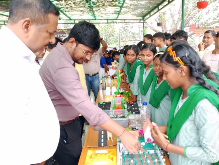 Deogahr news : बाल वैज्ञानिकों ने प्रदर्शनी में अपने मॉडल के जरिये प्रतिभा का किया प्रदर्शन
