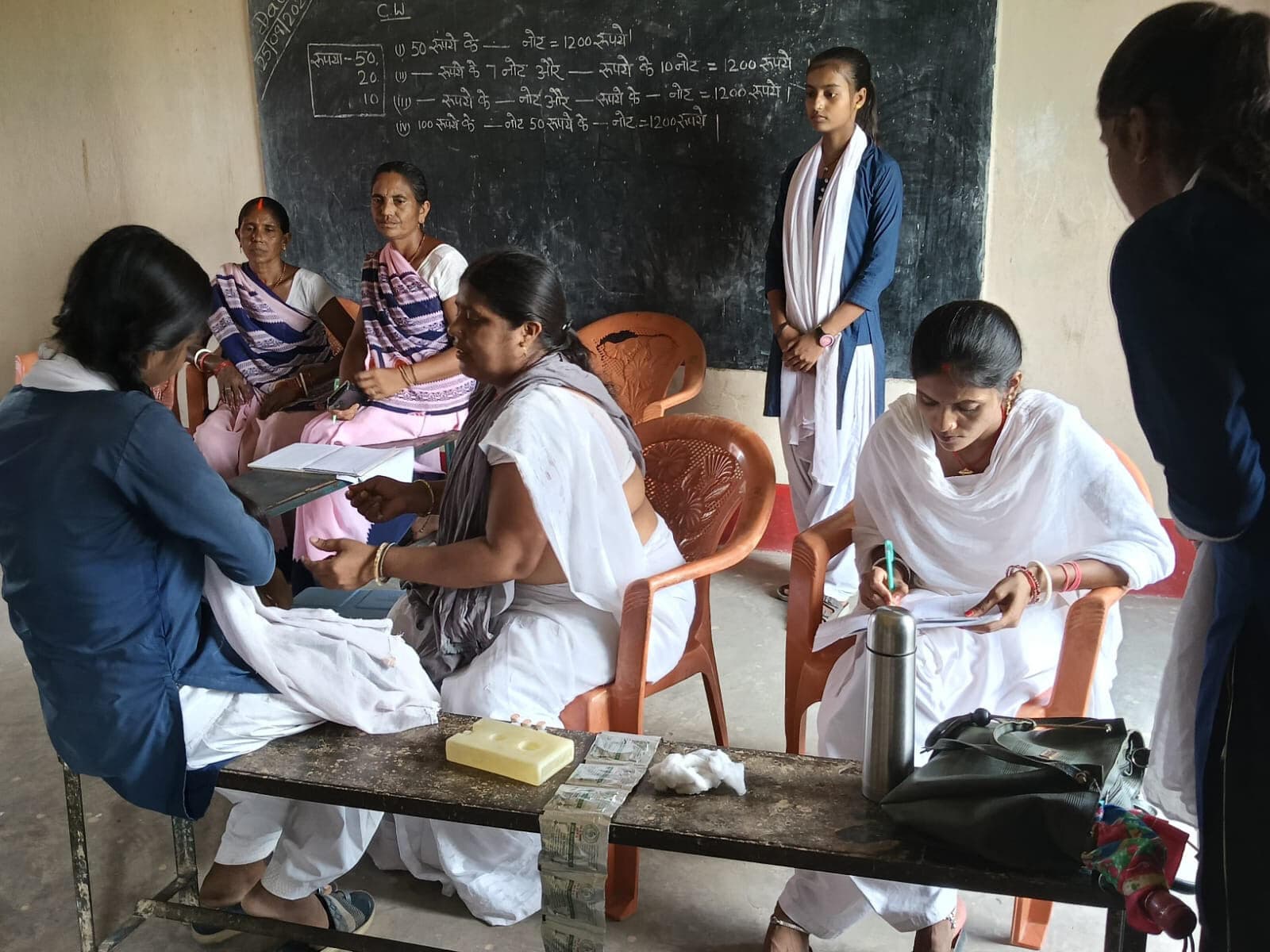 विद्यालयों में छात्राओं को लगाया गया कैंसर रोधी टीका