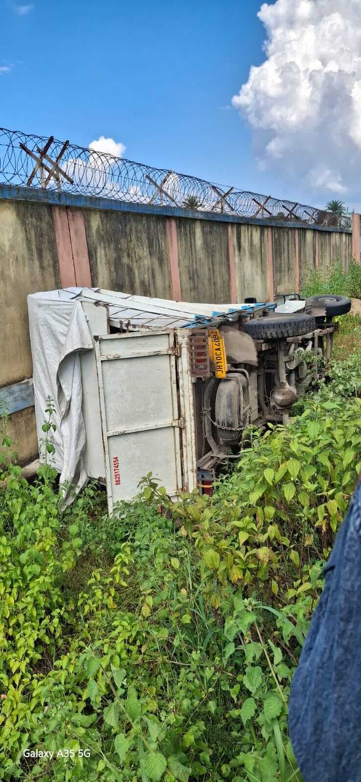 हादसा : अंडा लोड पिकअप वैन पलटा, कोई हताहत नहीं,