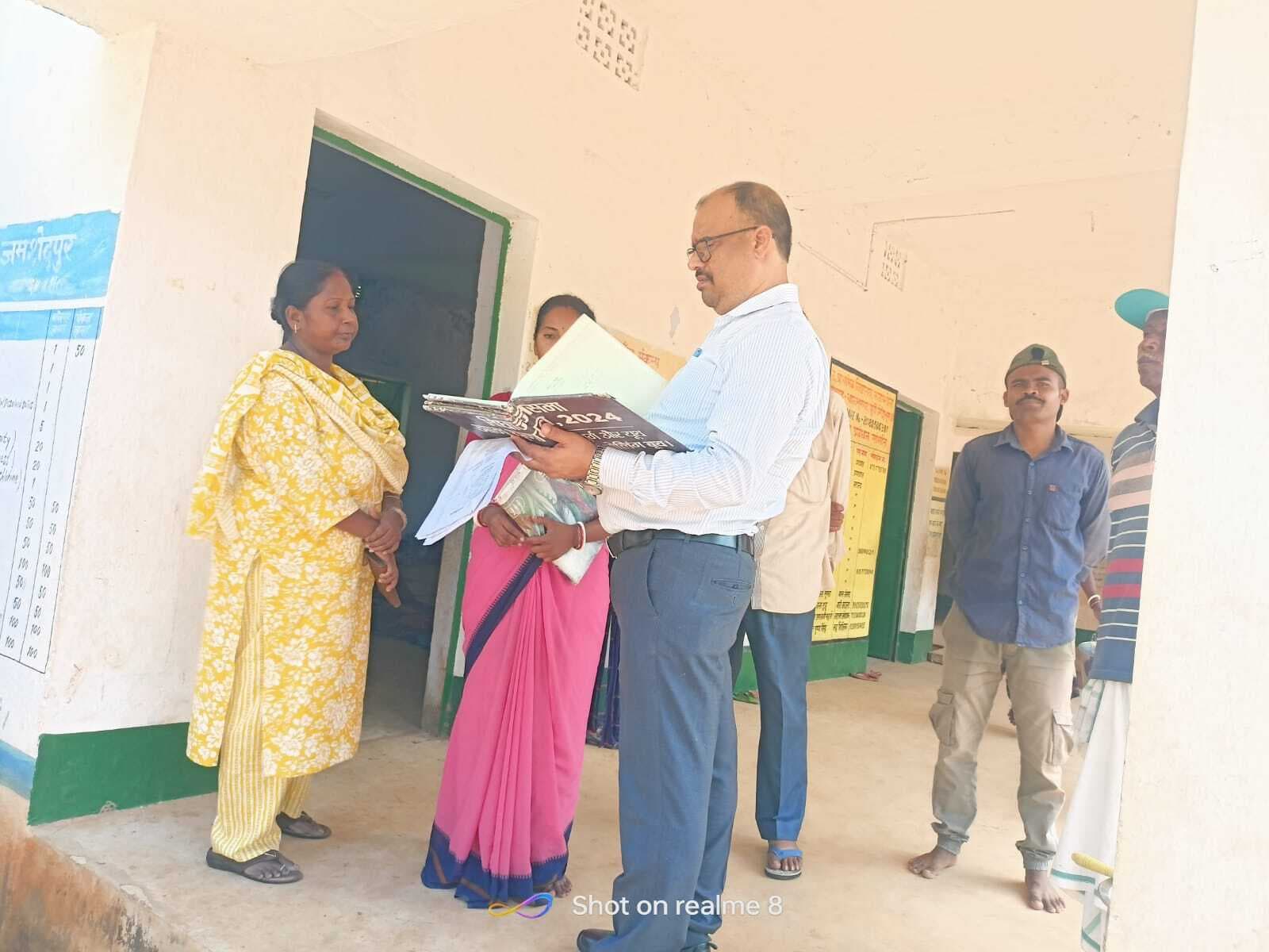 Jamshedpur news. डीसी के निर्देश पर अधिकारियों ने किया पंचायत व वार्डों का दौरा