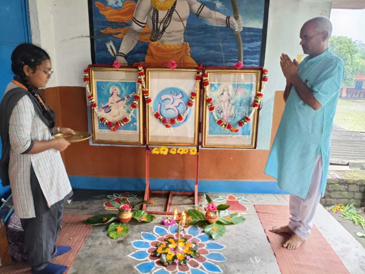 विद्यार्थियों ने खुद से बनाये खिलौनों, वस्त्रों व उपयोगी सामग्रियों की लगायी प्रदर्शनी