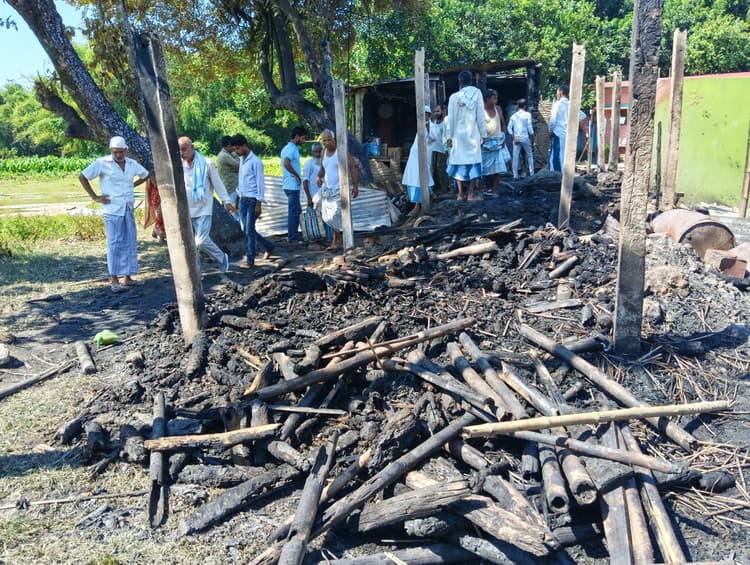 आग लगाने से एक परिवार की दो घर जला