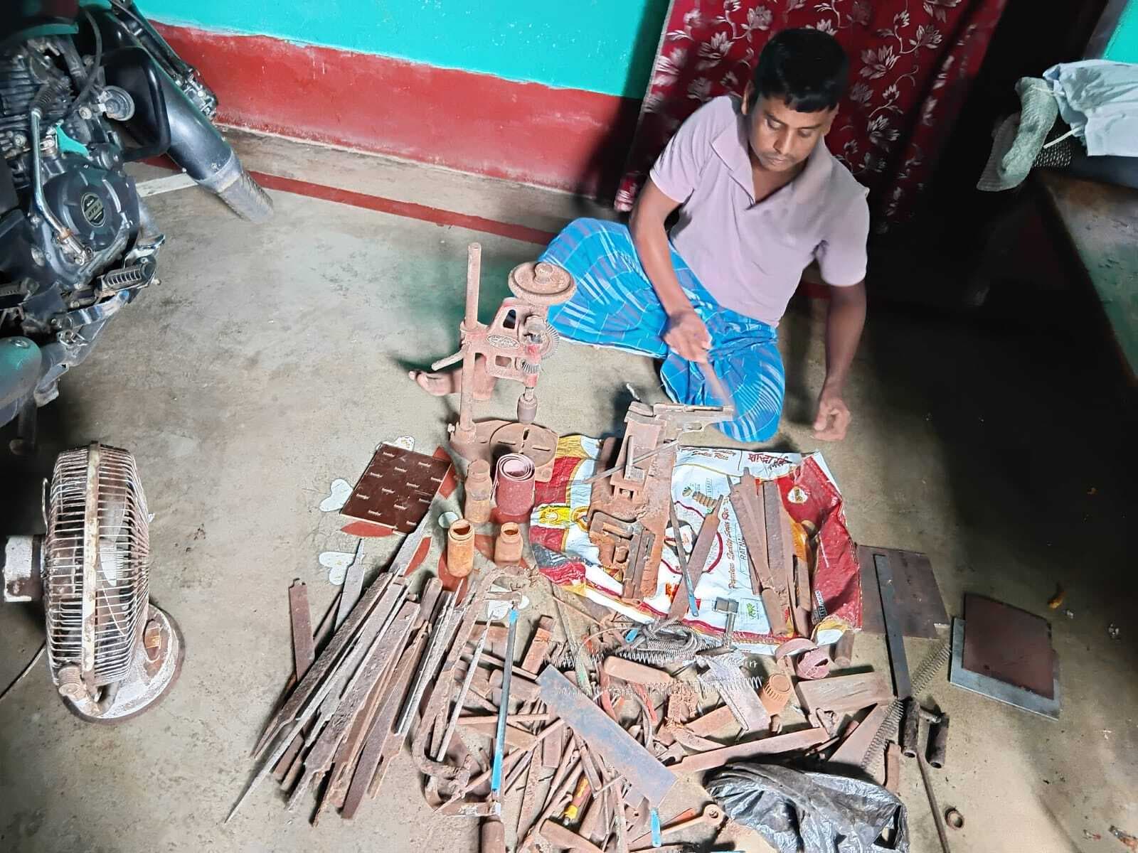 मिनीगन फैक्टरी का उद्भेदन, हथियार बनाते बेटा गिरफ्तार, पिता फरार