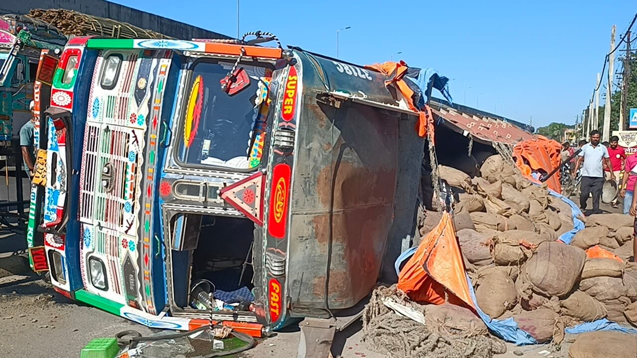 एनएच 27 पर पलटा ट्रक, कोई हताहत नहीं