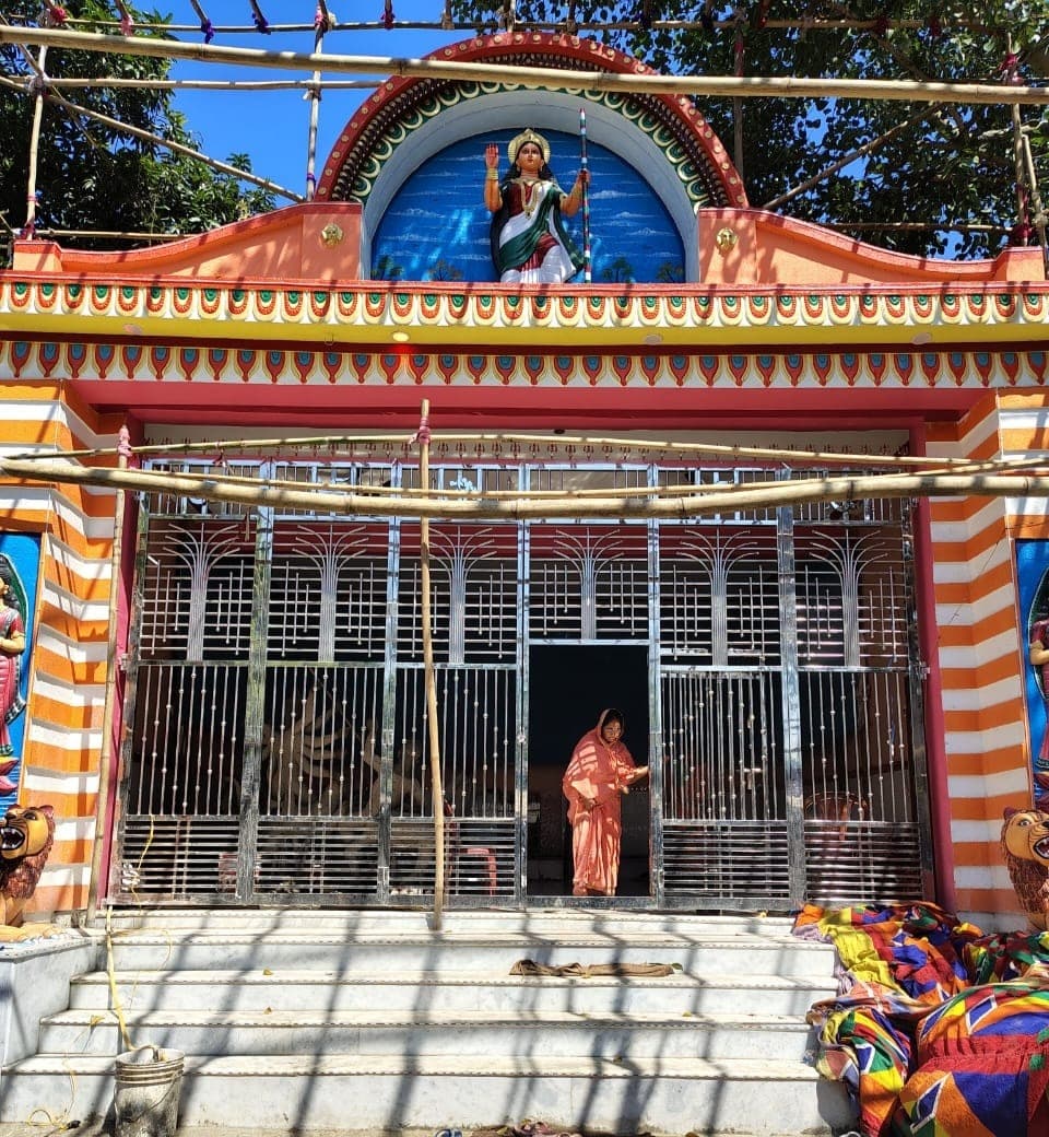 सकरीगली पुराना दुर्गा मंदिर में बांग्ला पद्धति से हो रही है मां दुर्गा की पूजा