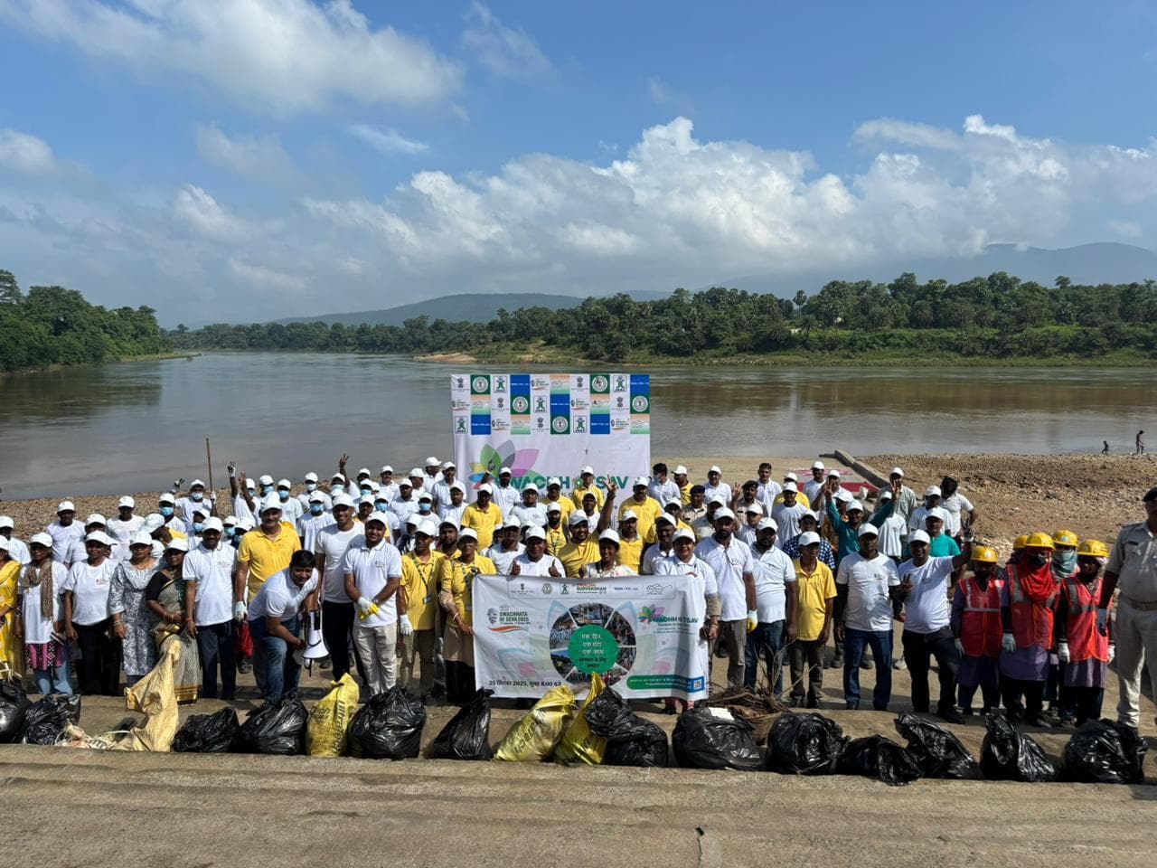 Jamshedpur news. सोनारी दोमुहानी घाट में एक घंटे में सात टन से अधिक कचरा एकत्र
