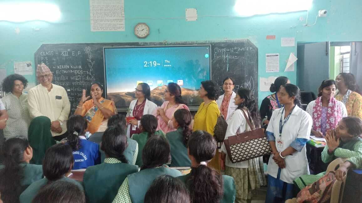 स्कूल में स्तन कैंसर पर जागरूकता कार्यक्रम