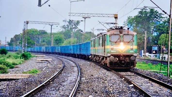 Siwan News : पहली बार 102 डिब्बों वाली मालगाड़ी बीएसबी वासुकी गोंडा रवाना