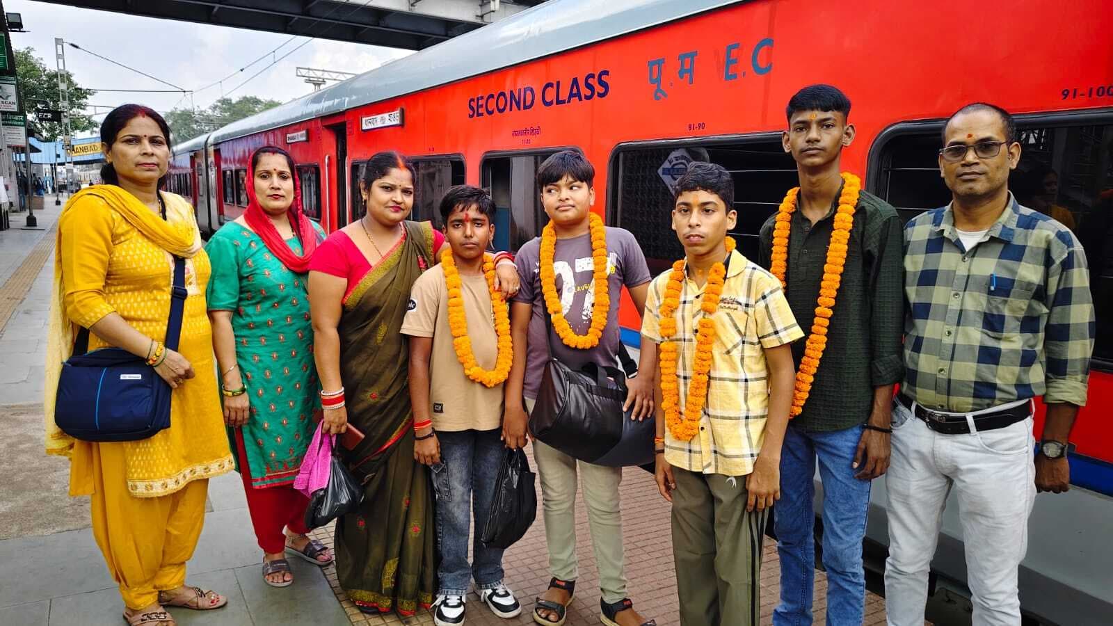 jharkhand para yoga team depart to delhi: झारखंड दिव्यांग योग टीम घोषित, दिल्ली रवाना