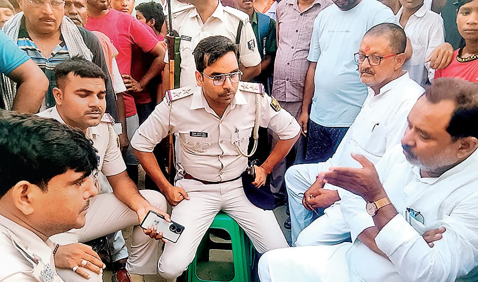 Siwan News : पिकअप चालक के साथ मारपीट, विधायक ने पुलिस को दी चेतावनी