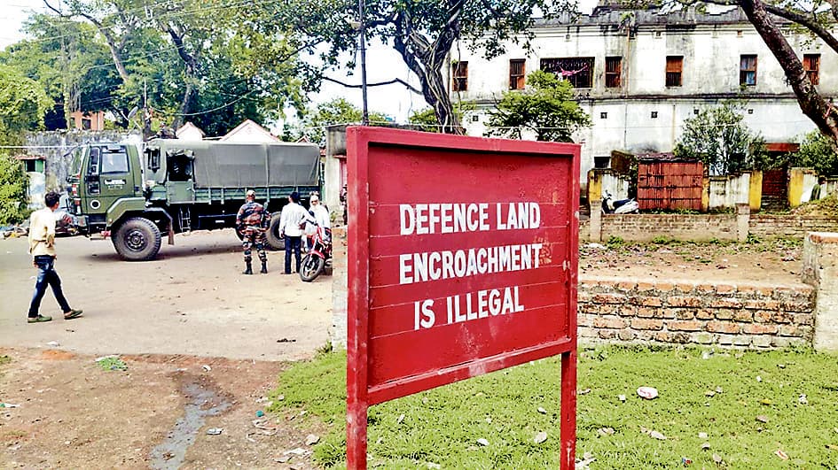 गैरकानूनी है डिफेंस की जमीन का अतिक्रमण, बोर्ड लगने से बेचैन हुए लोग