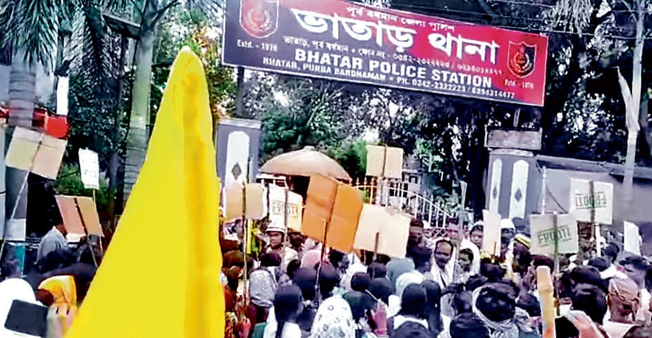 पूर्व बर्दवान में सड़क पर उतरे आदिवासी कई थानों के बाहर जुट कर किया घेराव