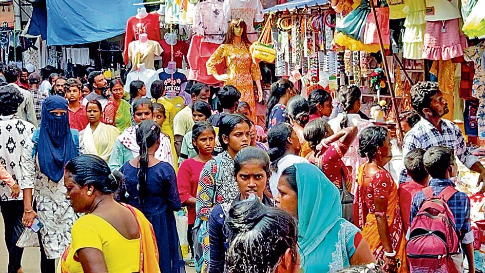 रानीगंज के बाजारों में जनसैलाब रोड पर पैर रखने की जगह नहीं, पूजा की सरगर्मी