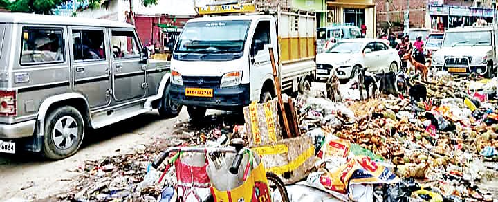Siwan News : महाराजगंज नगर पंचायत में हर माह साढ़े 14 लाख रुपये खर्च, फिर भी गंदगी बरकरार