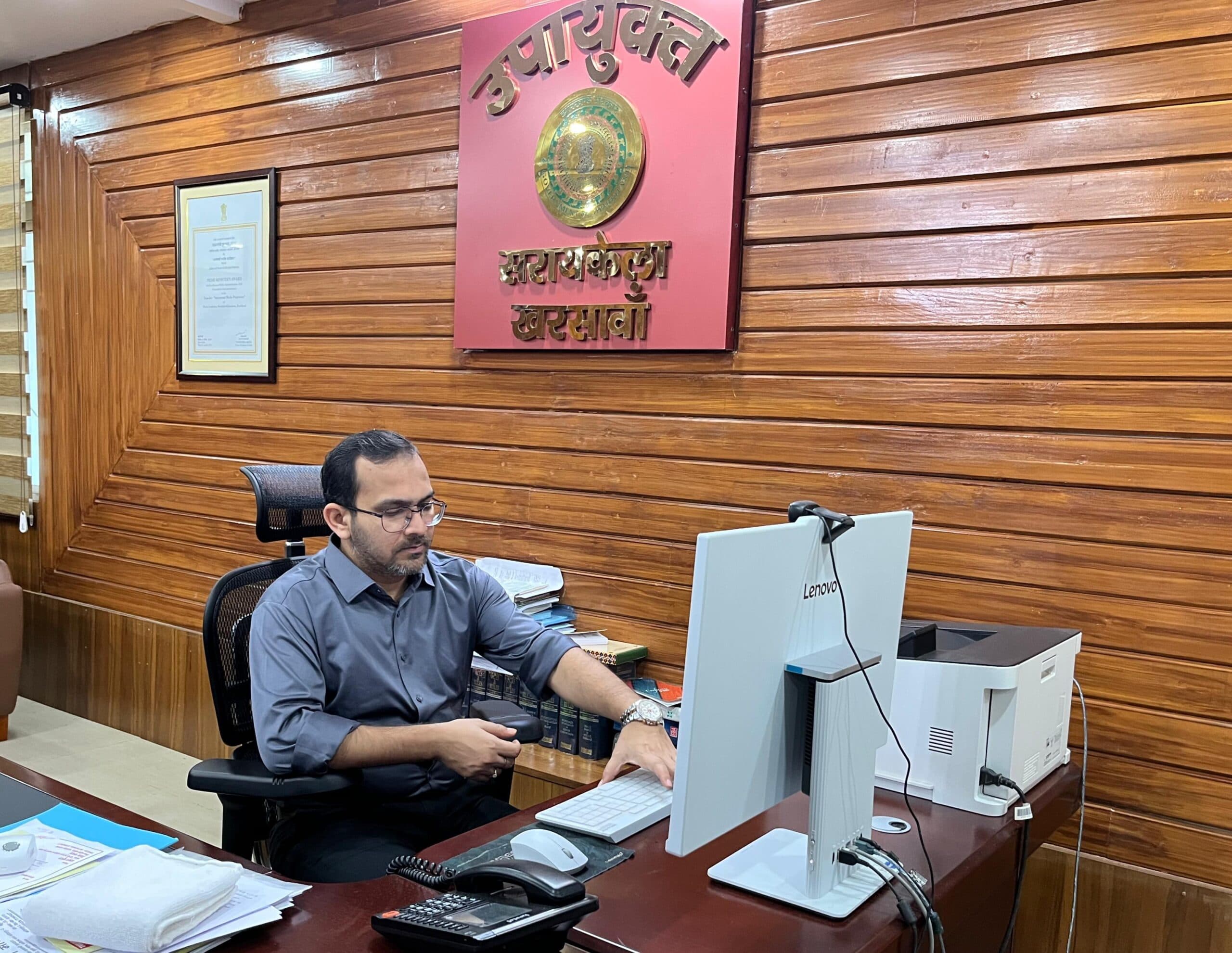 Seraikela Kharsawan News : जिले में लक्ष्य के अनुरूप राजस्व संग्रह बढ़ायें : डीसी