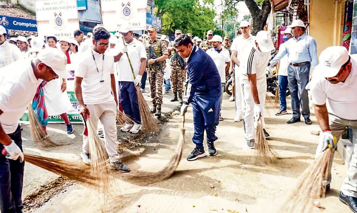 Chaibasa News : स्वच्छता सबकी जिम्मेदारी, सबका सहयोग जरूरी : डीसी