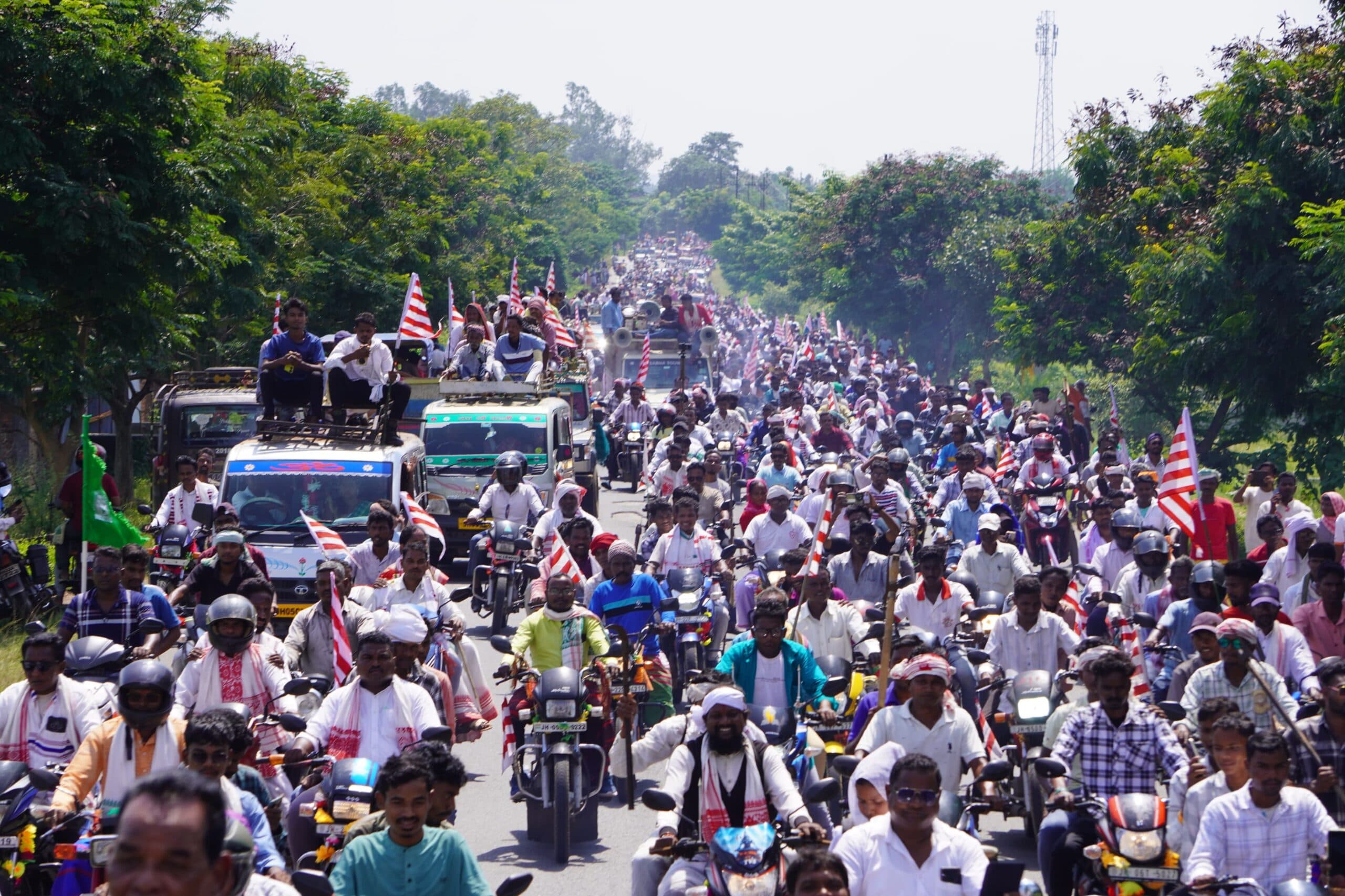 Seraikela Kharsawan News : कुड़मी को एसटी में शामिल करने की मांग का विरोध, सड़क पर आदिवासी