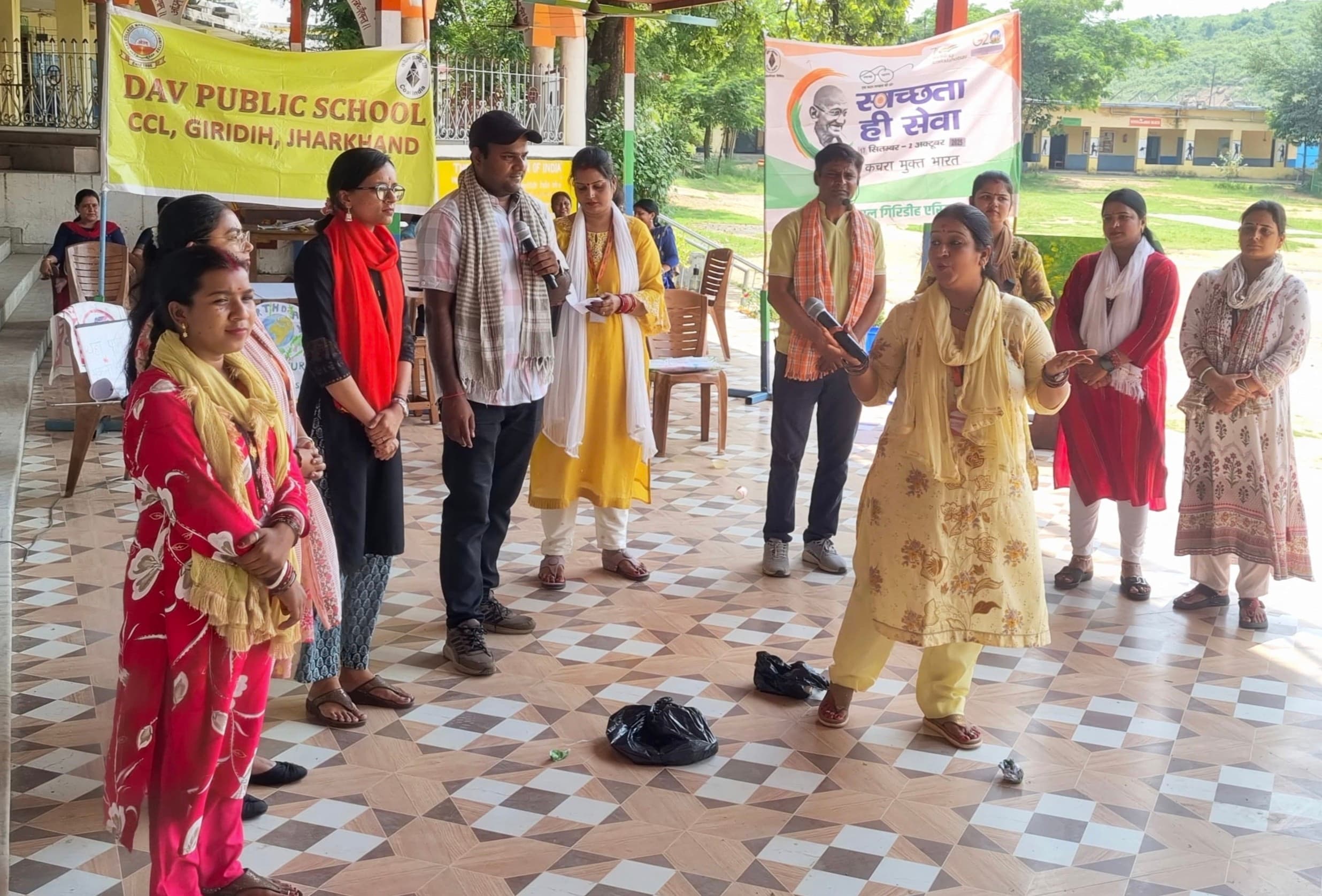 Giridih News :डीएवी सीसीएल से निकली स्वच्छता रैली, नाटक का हुआ मंचन