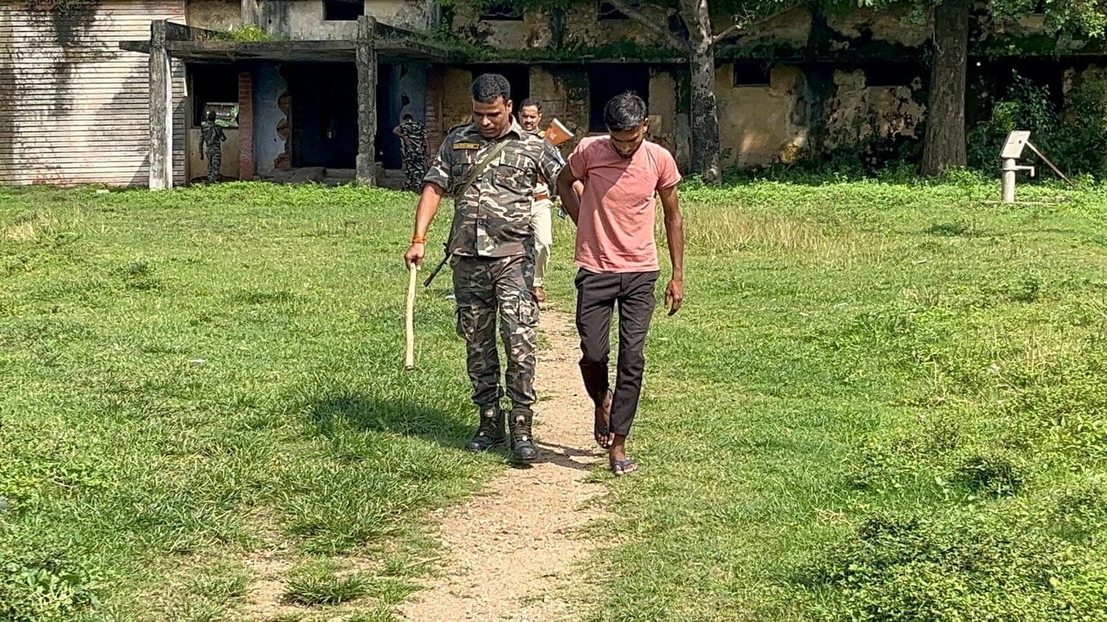 Giridih News :पुलिस को देख भाग रहा युवक हिरासत में