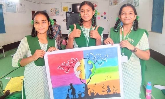 स्वच्छता विषय पर निबंध लेखन और पेंटिंग में छात्राओं ने दिखायी प्रतिभा