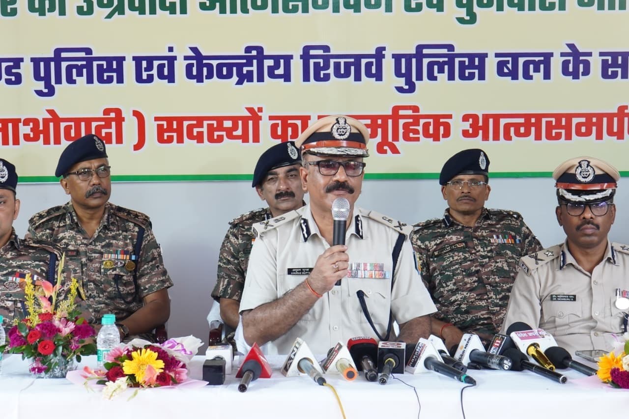 Chaibasa News : हजारीबाग ओपन जेल में रहेंगे सरेंडर करने वाले सभी नक्सली